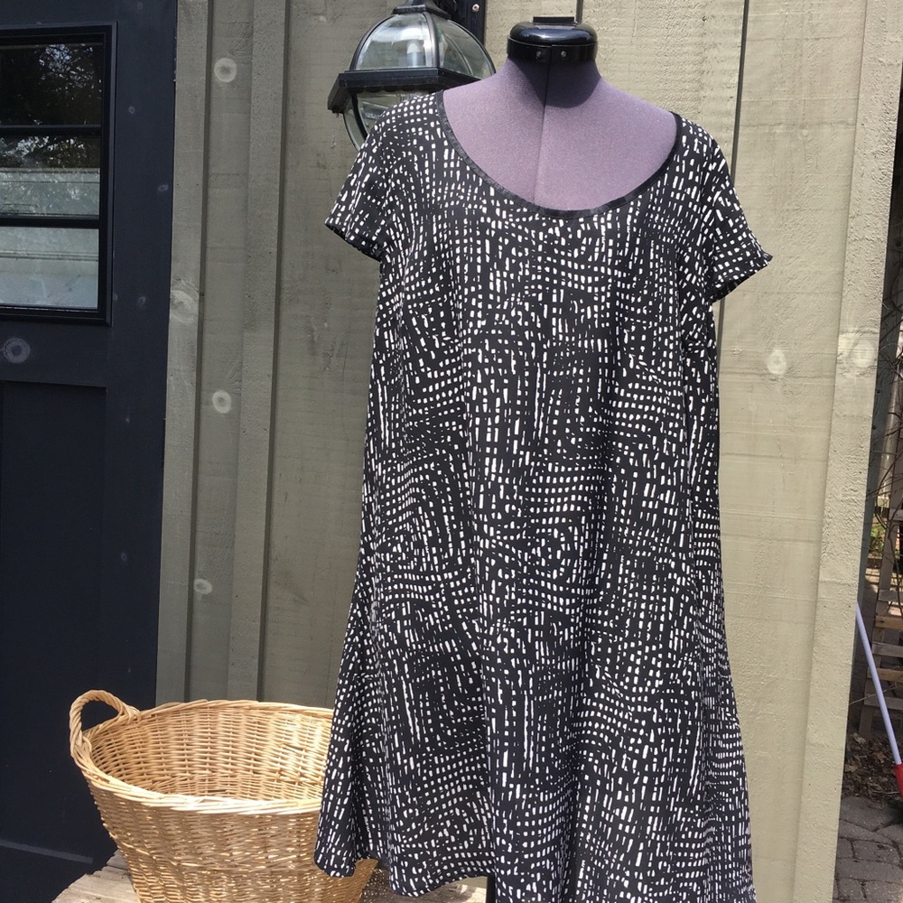 🇨🇦 Black & White Short Sleeve Mini Dress